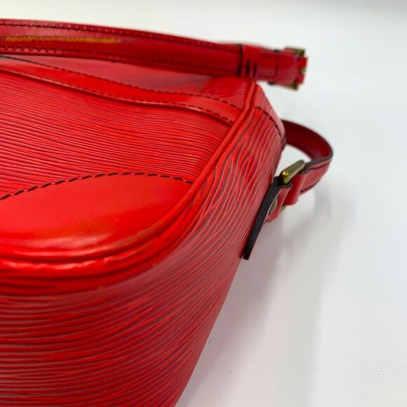 Auth Louis Vuitton Small Textured Epi Red Leather Trocadero Shoulder Bag - Picture 4 of 15